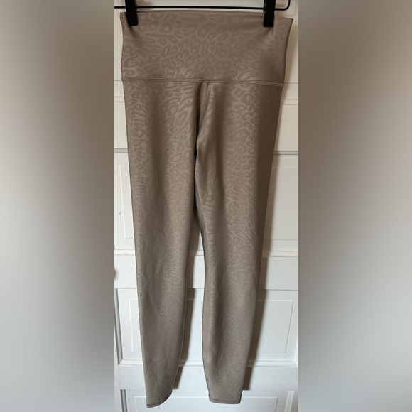 Alo Yoga Airlift High Waist Debossed Leopard Print Legging Gravel XS - Picture 3 of 10
